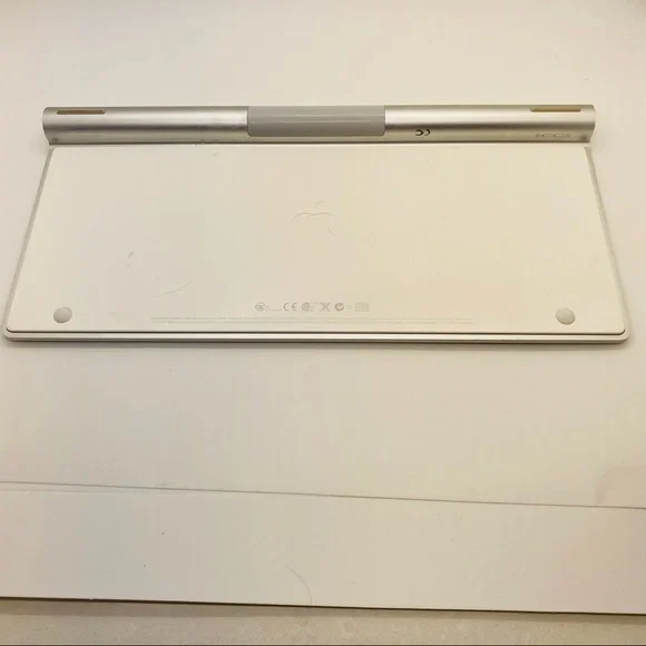 Apple Wireless Keyboard A1314 Battery Powered. Connect via Bluetooth. EUC - Picture 2 of 8
